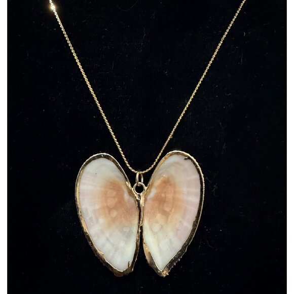 Jewelry - Heart-Shaped Seashell Pendant Necklace Gold-Plated Edge